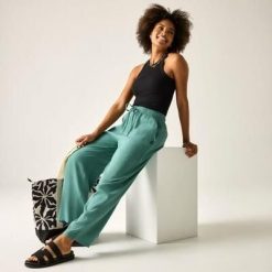 Damskie spodnie Elbrie z elastycznym ściągaczem. Zielone spodnie dresowe damskie Regatta, na lato, s, bez wzorów, z wiskozy. Za 279.99 zł.