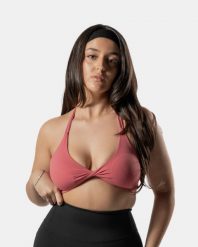 Damski stanik sportowy Twist z odkrytymi plecami – pudrowy róż. Czerwone biustonosze sportowe damskie AESTHETIC WOLF, bez wzorów, z materiału. Za 189.99 zł.