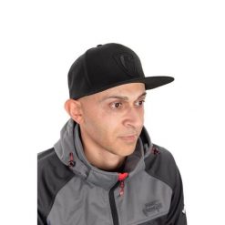 Czapka typu snapback Fox Rage Shield Flat Peak. Czarne czapki męskie Fox Rage, bez wzorów, z gumy, eleganckie. Za 148.50 zł.