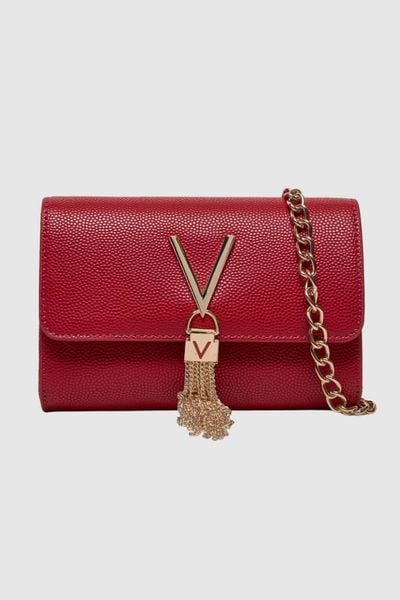 VALENTINO Mała czerwona kopertówka Divina Pochette. Czerwone torebki wieczorowe Valentino by Mario Valentino, bez wzorów, bez kołnierzyka, bez ramiączek. W wyprzedaży za 215.99 zł.