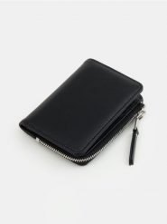 Mały portfel z imitacji skóry - czarny. Czarne portfele damskie Sinsay, bez wzorów, ze skóry. Za 19.99 zł.