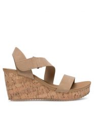 Clara Barson Sandały WYL0710-XX Beżowy. Brązowe sandały damskie Clara Barson, bez wzorów, z syntetyku, bez obcasa, na koturnie. Za 83.99 zł.