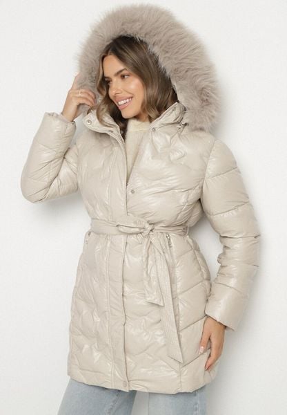 Beżowa Pikowana Kurtka z Odpinanym Kapturem i Futerkiem Wiązana Paskiem Olenessa. Brązowe kurtki damskie Born2be, na zimę, l, bez wzorów. Za 149.99 zł.