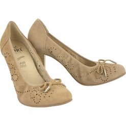 CAPRICE 22500-22 taupe suede, Czółenka damskie. Czółenka damskie Caprice, bez wzorów, ze skóry, bez obcasa. W wyprzedaży za 142.50 zł.