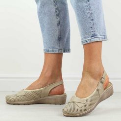 Beżowe skórzane ażurowe Polskie sandały damskie Gregors 952. Brązowe sandały damskie GREGORS, w ażurowe wzory, z jeansu, bez obcasa, na koturnie. Za 369.00 zł.