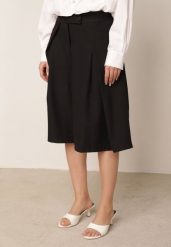 Czarne Garniturowe Szorty Eleganckie z Szerokimi Nogawkami i Zaszewkami Artessa. Czarne szorty damskie Born2be, bez wzorów, eleganckie. Za 119.99 zł.