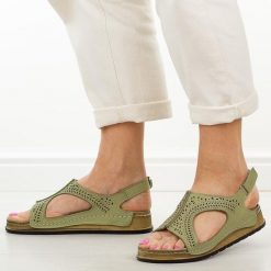 J. Zielone skórzane sandały damskie T.Sokolski 321. Zielone sandały damskie Sokolski, bez wzorów, ze skóry, bez obcasa, na płaskiej podeszwie. Za 269.00 zł.