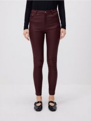 Woskowane spodnie slim - mahoniowy. Brązowe spodnie materiałowe damskie Reserved, bez wzorów, z tkaniny. Za 129.99 zł.