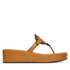 Japonki Tory Burch. Brązowe klapki damskie Tory Burch, bez wzorów, bez obcasa. Za 1,419.00 zł.