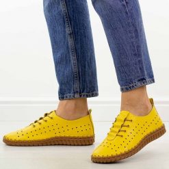 Żółte ażurowane skórzane półbuty damskie T.Sokolski w26-02. Żółte półbuty damskie Sokolski, bez wzorów, z jeansu, klasyczne, bez obcasa, na płaskiej podeszwie. Za 259.00 zł.