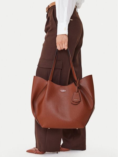 Guess Torebka Amorette HWBG78 98240 Brązowy. Brązowe torebki klasyczne damskie Guess, z aplikacjami, ze skóry, bez dodatków. Za 575.99 zł.