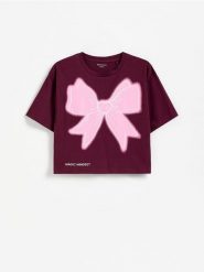 Krótki t-shirt z nadrukiem - bordowy. Czerwone koszulki dziewczęce Reserved, bez wzorów, z bawełny, bez ramiączek. Za 25.99 zł.