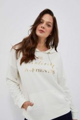 Bluza z kapturem i ozdobnym napisem perłowa. Białe bluzy z kapturem damskie MOODO, l, z bawełny. W wyprzedaży za 69.99 zł.
