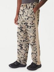 Guess Spodnie dresowe Z6RB02 K9YI1 Beżowy Regular Fit. Brązowe spodnie dresowe męskie Guess, z aplikacjami, z bawełny. Za 399.99 zł.