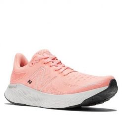 Buty do biegania damskie New Balance 1080. Czerwone obuwie do biegania damskie New Balance. W wyprzedaży za 756.05 zł.