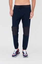 AERONAUTICA MILITARE Granatowe spodnie dresowe. Niebieskie spodnie dresowe męskie AERONAUTICA MILITARE, bez wzorów, z dresówki. W wyprzedaży za 369.99 zł.