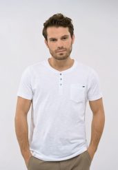 T-shirt z rozpinanym dekoltem T-HUBRIS. Białe t-shirty męskie Volcano, m, bez wzorów, z bawełny, bez kołnierzyka. Za 79.99 zł.