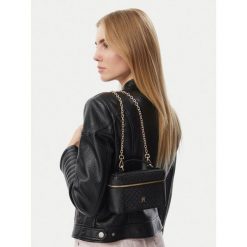 Torebka Tommy Hilfiger. Czarne torebki klasyczne damskie Tommy Hilfiger, bez wzorów, bez dodatków. Za 369.99 zł.