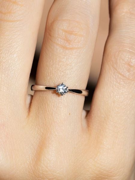 DIAMANTA Złoty pierścionek "Solitaire Envoûtant" z diamentem rozmiar: 54. Szare pierścionki damskie DIAMANTA, z diamentem, złote. Za 1,565.99 zł.