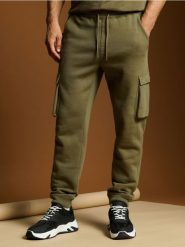 Spodnie tapered fit - khaki. Brązowe spodnie materiałowe męskie Sinsay, bez wzorów. W wyprzedaży za 29.99 zł.