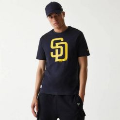 T-Shirt MLB San Diego Padres New Era bleu marine. Niebieskie t-shirty męskie New Era, l, bez wzorów, z tkaniny, bez kołnierzyka. Za 174.00 zł.