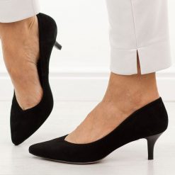Czarne zamszowe skórzane Polskie niskie szpilki damskie Prestige 2105/szpX. Czarne szpilki Prestige, bez wzorów, ze skóry, bez obcasa. Za 399.00 zł.