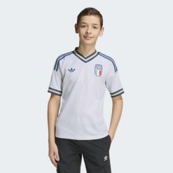 Dziecięca koszulka wyjazdowa Włochy 26. Niebieskie bluzki sportowe damskie Adidas, l, z materiału, bez kołnierzyka, bez ramiączek. Za 329.00 zł.