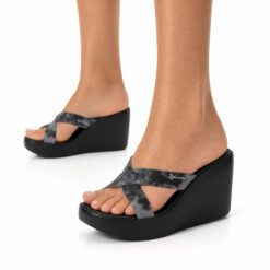 Klapki damskie na platformie Ipanema 83520 HIGH FASHION SLIDE FEM. Czarne klapki damskie Ipanema, bez wzorów, z materiału, bez obcasa, na platformie. Za 99.00 zł.
