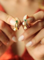 Pierres de Jade Pozłacane kolczyki-wkrętki z perłami i kryształami rozmiar: onesize. Białe kolczyki damskie Pierres de Jade, z kryształem, pozłacane. Za 39.99 zł.