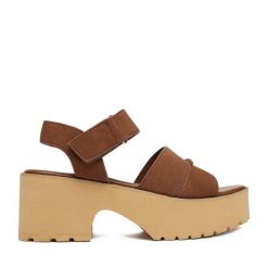 Sandały JENNY. Brązowe sandały damskie Jenny, bez wzorów, bez obcasa, na słupku. Za 139.99 zł.