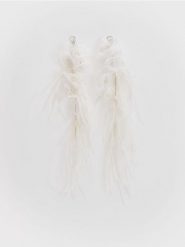 Wiszące kolczyki z naturalnymi piórami - złamana biel. Kolczyki damskie Reserved. W wyprzedaży za 49.99 zł.