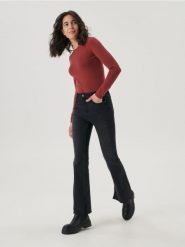 Sweter z ozdobnymi guzikami - pomarańczowy. Brązowe swetry klasyczne damskie Sinsay, l, bez kołnierzyka. W wyprzedaży za 19.99 zł.