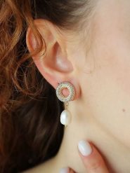 Pierres delicates Pozłacane kolczyki-wkrętki z perłami rozmiar: onesize. Białe kolczyki damskie Pierres delicates, z cyrkonią, pozłacane. Za 43.99 zł.