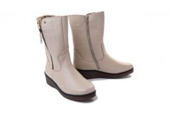 RIEKER Y4653-60 beige, kozaki damskie. Brązowe kozaki damskie Rieker, z wełny, bez obcasa, na koturnie. Za 449.90 zł.