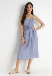 Niebieska Sukienka Sharthe. Niebieskie sukienki damskie Born2be, l, bez wzorów, z tkaniny, bez kołnierzyka, bez ramiączek, midi. Za 79.99 zł.
