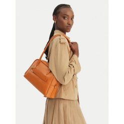 Torebka Coccinelle. Brązowe torebki klasyczne damskie Coccinelle, bez wzorów, bez dodatków. Za 1,399.99 zł.