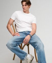 Superdry Koszulka Essential Serif Logo haftowana z bawełny organicznej –. Białe t-shirty damskie Superdry., m, z aplikacjami, z bawełny, bez ramiączek. Za 144.20 zł.