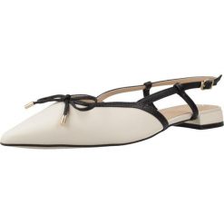 Sandały CLARKS 26186115C Beżowy. Brązowe obuwie trekkingowe damskie Clarks, bez wzorów, ze skóry, bez obcasa. Za 354.99 zł.