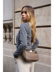 Victor & Hugo Paris Skórzana torebka "Arly" w kolorze szarobrązowym - 23 x 13 x 8 cm rozmiar: onesize. Brązowe torebki klasyczne damskie Victor & Hugo Paris, bez wzorów, z materiału, bez dodatków. Za 415.31 zł.