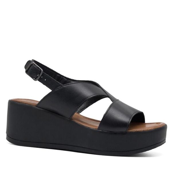 Sandały Lasocki. Czarne sandały damskie Lasocki, bez wzorów, bez obcasa, na koturnie. Za 179.99 zł.