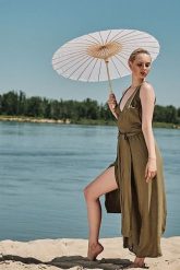 Sukienka Zalotna Jasnooliwkowa. Sukienki damskie Hultaj Polski, na lato, m, bez wzorów, z jedwabiu, bez kołnierzyka, bez ramiączek, maxi, kopertowe. Za 359.00 zł.