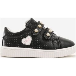 Czarne Buty Sportowe Queanbeyan. Czarne buty sportowe dziewczęce Born2be, z aplikacjami, bez zapięcia. Za 49.99 zł.