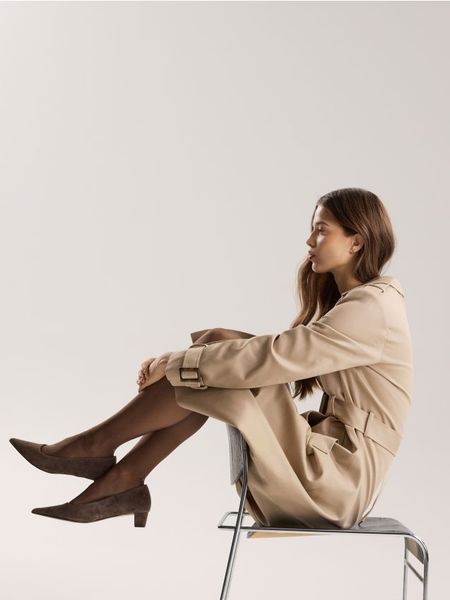 Zamszowe czółenka - ciemnobrązowy. Brązowe czółenka damskie Reserved, bez wzorów, z zamszu, bez obcasa. Za 199.99 zł.