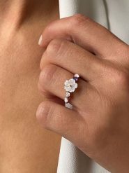 Les Petites Précieuses Pozłacany pierścionek z masą perłową i cyrkoniami rozmiar: 52. Białe pierścionki damskie Les Petites Précieuses, z cyrkonią, pozłacane. Za 170.07 zł.