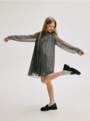 Błyszcząca sukienka - czarny. Czarne sukienki dziewczęce Reserved, bez wzorów, z dzianiny, bez ramiączek. W wyprzedaży za 29.99 zł.