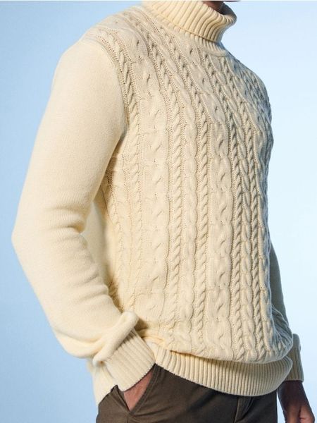 Sweter z dekoracyjnym splotem - kremowy. Białe swetry klasyczne damskie Sinsay, l, ze splotem, bez kołnierzyka. Za 49.99 zł.