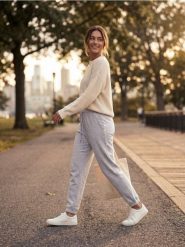 Dresowe spodnie jogger terry - szary. Szare spodnie sportowe damskie Sinsay, l, z dresówki, na fitness i siłownię. Za 29.99 zł.