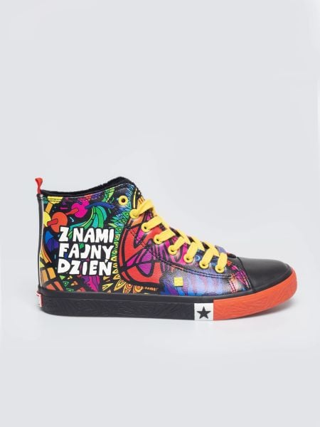 Trampki wysokie ze skóry ekologicznej z nadrukiem WOśP czarne TT174402 906. Czarne trampki i tenisówki damskie Big Star, bez wzorów, z materiału. Za 169.99 zł.