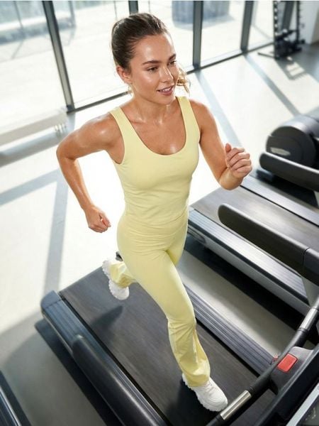 Spodnie flare - żółty. Żółte spodnie materiałowe damskie Sinsay, bez wzorów. Za 39.99 zł.