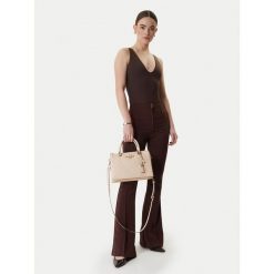 Torebka Guess. Brązowe torebki klasyczne damskie Guess, z aplikacjami, bez dodatków. Za 794.99 zł.